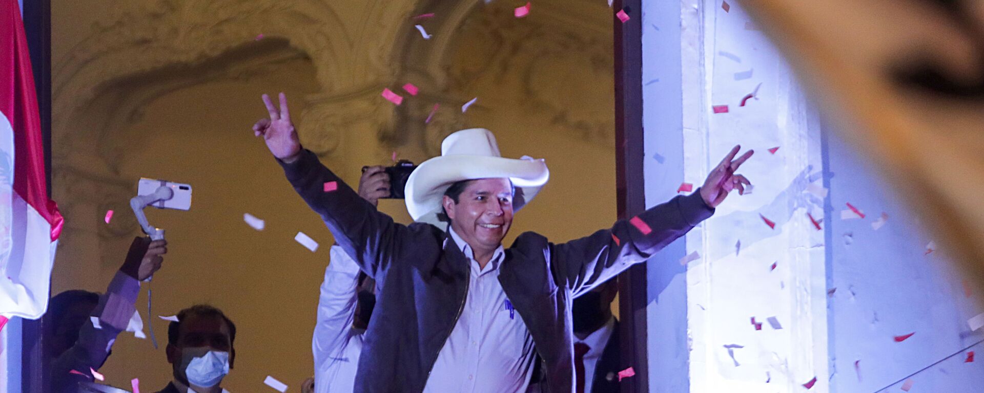 O candidato presidencial do Peru, Pedro Castillo, dirige-se a apoiadores na sede do partido Peru Livre em Lima, Peru, 15 de junho de 2021. - Sputnik Brasil, 1920, 17.06.2021