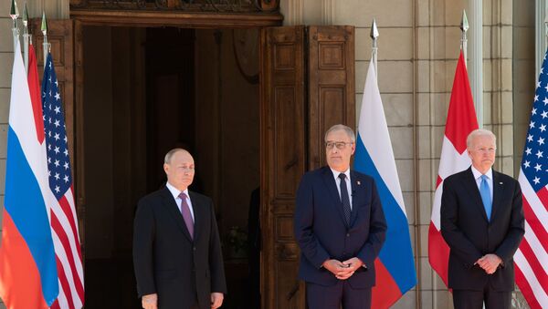 Presidente da Rússia, Vladimir Putin, e o presidente dos EUA, Joe Biden, ao lado do presidente da Suíça, Guy Parmelin, na Villa La Grange em Genebra, Suíça, 16 de junho de 2021 - Sputnik Brasil