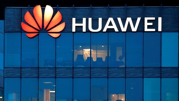 Logotipo da empresa Huawei na sede da Huawei Technologies France em Boulogne-Billancourt, perto de Paris, França, 17 de fevereiro de 2021 - Sputnik Brasil