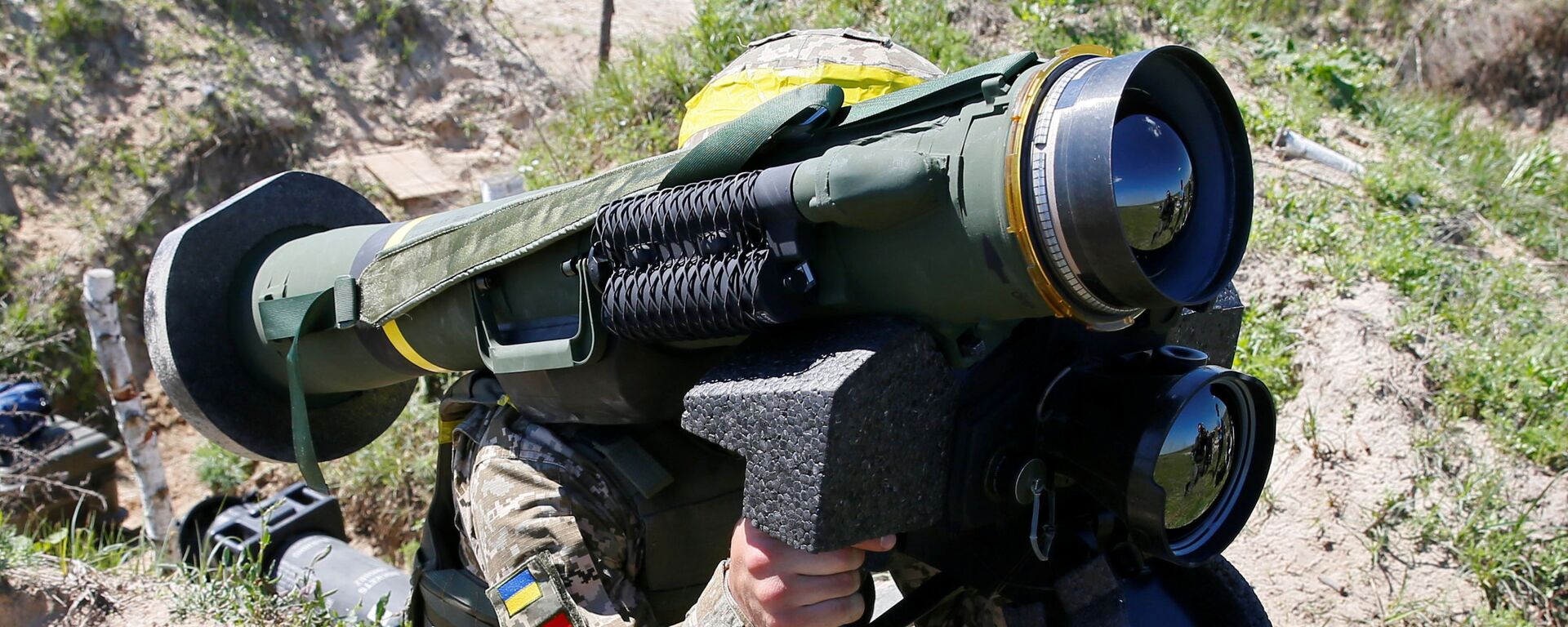 Soldado segura sistema de mísseis Javelin durante exercício militar em centro de treinamento das Forças Terrestres Ucranianas perto de Rivne, Ucrânia, 26 de maio de 2021 - Sputnik Brasil, 1920, 11.11.2021