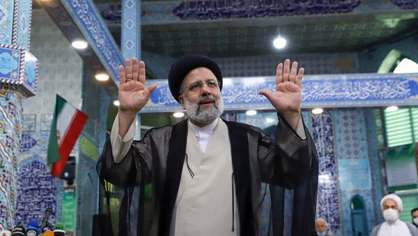 Ebrahim Raisi, possível novo presidente do Irã, gesticula após votar durante as eleições presidenciais em uma seção eleitoral em Teerã, Irã, em 18 de junho de 2021 - Sputnik Brasil