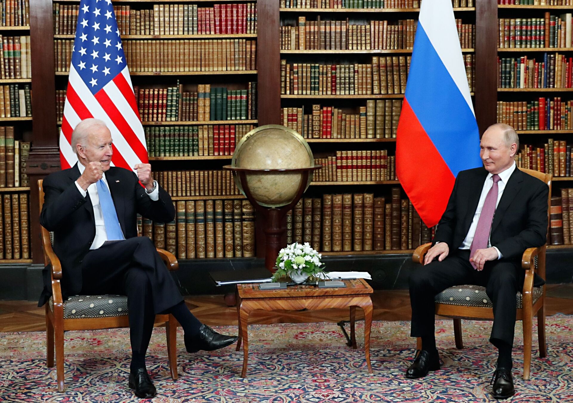 Vladimir Putin, presidente da Rússia (à direita), e Joe Biden, presidente dos EUA, durante cúpula na Villa La Grange, em Genebra, na Suíça, em 16 de junho de 2021 - Sputnik Brasil, 1920, 08.12.2021