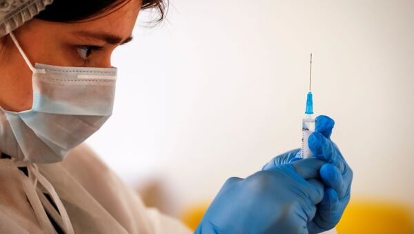 A healthcare worker prepares a dose of Sputnik V (Gam-COVID-Vac) vaccine against the coronavirus disease (COVID-19) at a vaccination centre in Depo food mall in Moscow, Russia June 17, 2021. - Sputnik Brasil