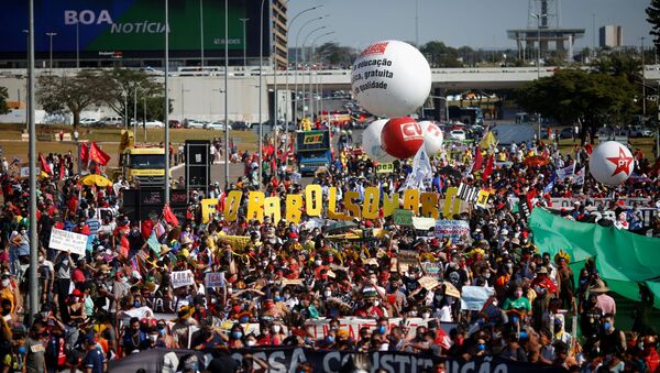 Pessoas participam de protesto contra o governo Bolsonaro em Brasília, Brasil, 19 de junho de 2021 - Sputnik Brasil