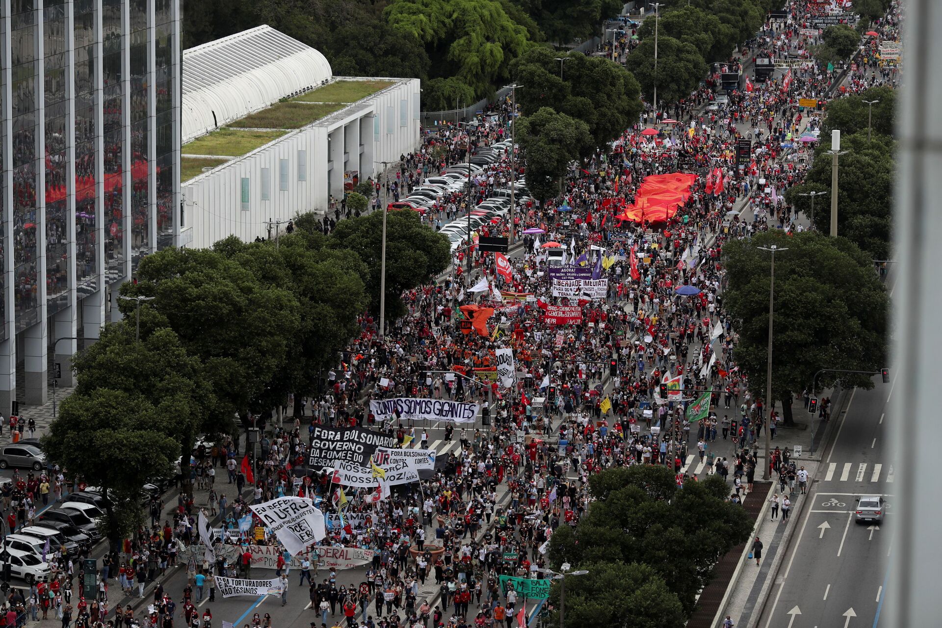 Com marca de 500 mil mortes por COVID-19 ultrapassada, atos contra Bolsonaro reúnem milhares (FOTOS) - Sputnik Brasil, 1920, 19.06.2021