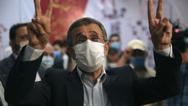 Mahmoud Ahmadinejad, ex-presidente do Irã (2005-2013), faz o sinal de vitória ao registrar seu nome como candidato às eleições presidenciais iranianas na sede do Ministério do Interior em Teerã, Irã, 12 de maio de 2021 - Sputnik Brasil