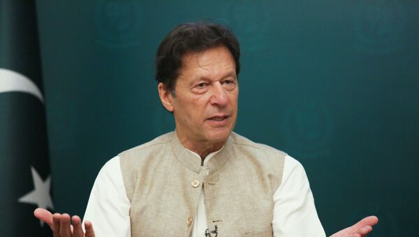 Primeiro-ministro do Paquistão, Imran Khan, gesticula durante entrevista em Islamabad, Paquistão. Foto de arquivo - Sputnik Brasil