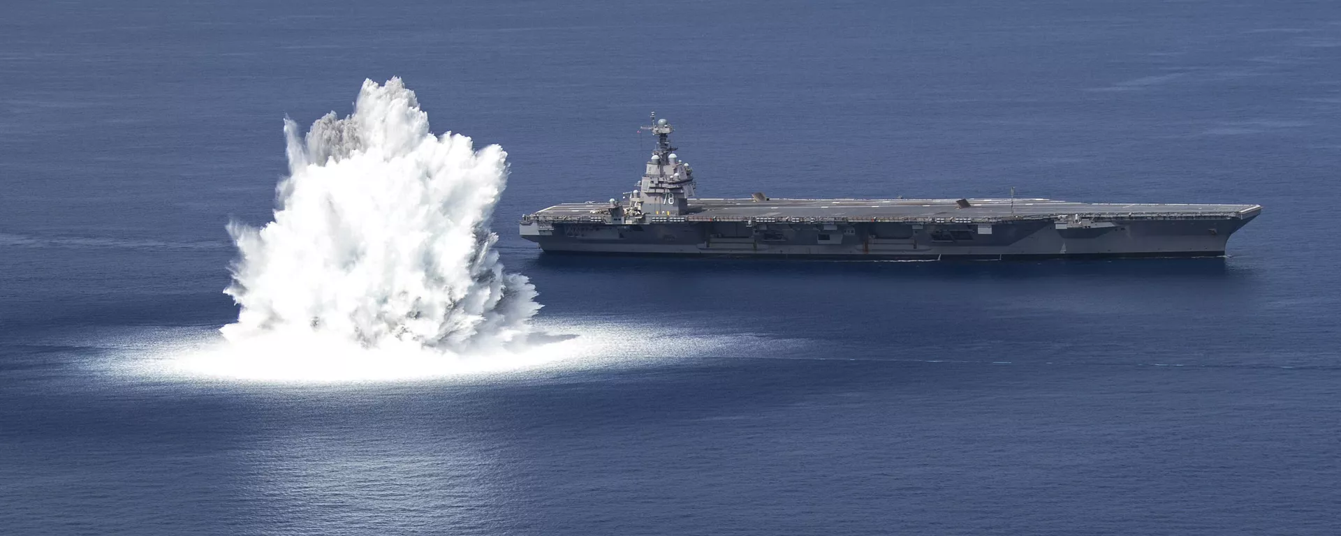 Porta-aviões USS Gerald R. Ford durante teste de resistência na costa leste dos EUA - Sputnik Brasil, 1920, 16.11.2024