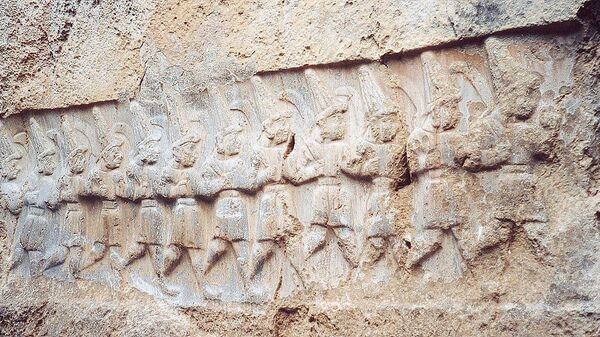 Relevo da câmara B mostrando 12 deuses do submundo, santuário de Yazilikaya, Turquia - Sputnik Brasil