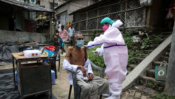 Homem recebe dose de vacina COVISHIELD na Índia, 21 de junho de 2021 - Sputnik Brasil
