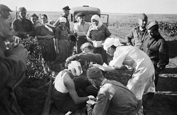 Enfermeiras socorrem os primeiros feridos depois de ataque aéreo nazista no dia 22 de junho de 1941 - Sputnik Brasil