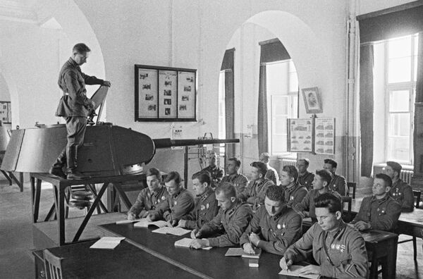 Militares graduados da Academia Militar J.V. Stalin de Mecanização e Motorização do Exército Vermelho - Sputnik Brasil
