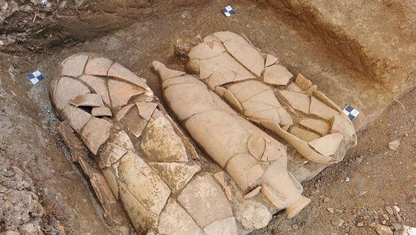 Os especialistas desenterraram os restos mortais na área frontal do Palácio Radosevic, na Croácia. Na foto: três dos grandes jarros funerários encontrados no local de escavação - Sputnik Brasil