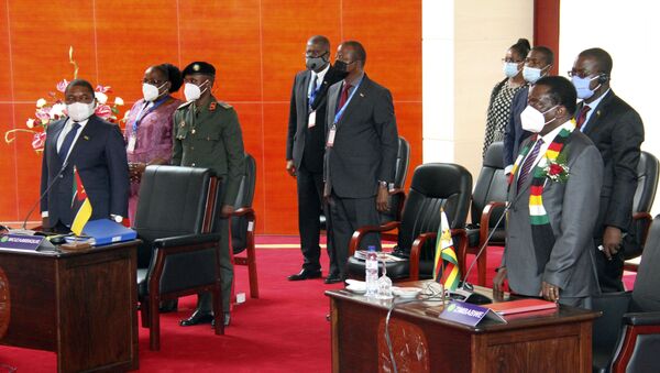 O presidente moçambicano Filipe Nyusi, à esquerda, e o Presidente do Zimbabué Emmerson Mnangagwe, à direita, juntam-se aos líderes da SADC durante uma reunião na capital de Moçambique, Maputo, 8 de abril de 2021  - Sputnik Brasil