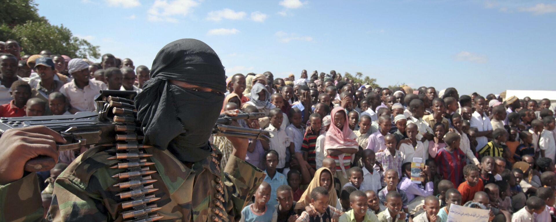 Um membro armado do grupo militante Al-Shabab participa de um comício na Somália (foto de arquivo) - Sputnik Brasil, 1920, 14.03.2024