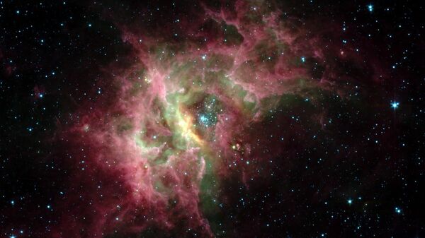 Nebulosa galáctica RCW 49 retratada acima é uma das regiões de formação estelar mais brilhantes da Via Láctea. Ao analisar o movimento dos átomos de carbono em uma bolha de gás em expansão em torno do aglomerado estelar Westerlund 2 dentro da nebulosa RCW 49, pesquisadores criaram a imagem mais nítida até hoje de uma bolha impulsionada pelo vento estelar, um local onde nascem estrelas - Sputnik Brasil