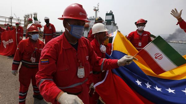 Trabalhador petrolífero da Venezuela com pequena bandeira do Irã participa de cerimônia de chegada do petroleiro iraniano Fortune na refinaria El Palito, perto de Puerto Cabello, Venezuela, 25 de maio de 2020 - Sputnik Brasil