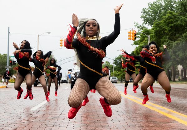 Grupo de dança durante desfile para comemorar o fim da escravidão no estado norte-americano do Texas, em Flint, Michigan, EUA, 19 de junho de 2021 - Sputnik Brasil