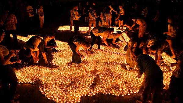 Participantes da ação Vela da Memória acendem velas em frente ao Museu da Vitória em Moscou, Rússia, na noite de 22 de junho, dia que comemora 80º aniversário do início da Grande Guerra pela Pátria no país - Sputnik Brasil