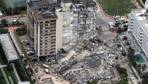 An aerial view showing a partially collapsed building in Surfside near Miami Beach, Florida, U.S., June 24, 2021. - Sputnik Brasil
