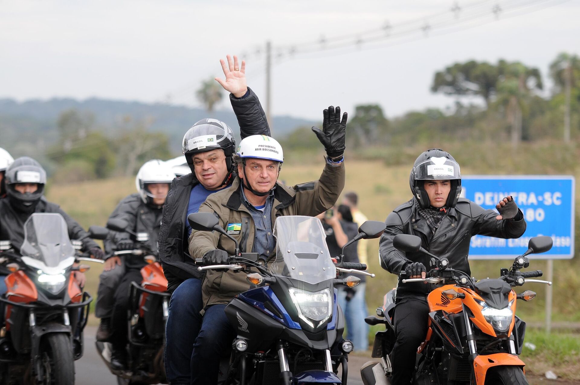 O presidente Jair Bolsonaro e o prefeito de Chapecó João Rodrigues, durante Motociata com apoiadores na cidade de Chapecó, SC, 26 de junho de 2021  - Sputnik Brasil, 1920, 09.11.2021