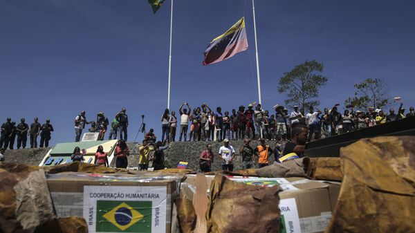 Pessoas param perto do primeiro caminhão com ajuda humanitária do governo brasileiro que chegou a Pacaraima, estado de Roraima, Brasil, na fronteira com a Venezuela (foto de arquivo) - Sputnik Brasil