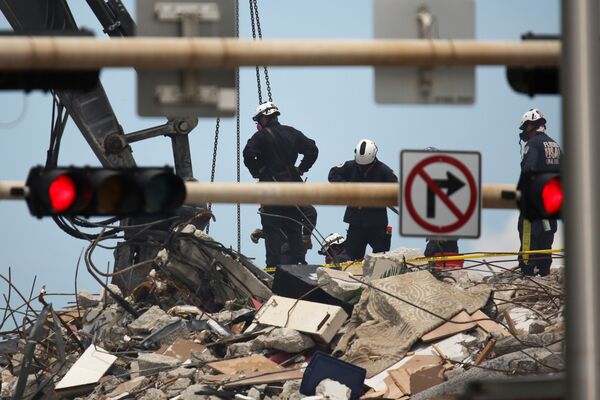 Pessoal de resgate continua as operações de busca e salvamento de sobreviventes do colapso do edifício residencial em Surfside, perto de Miami Beach, Flórida, EUA, 26 de junho de 2021 - Sputnik Brasil