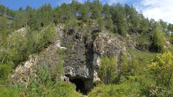 Exterior da caverna Denisova, na Sibéria, Rússia, onde cientistas da Austrália, Alemanha e Rússia encontraram uma história ocupacional de diferentes grupos humanos - Sputnik Brasil
