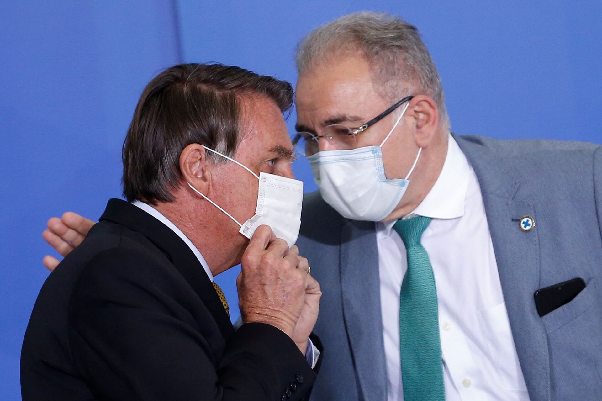 Presidente Jair Bolsonaro fala com ministro da Saúde Marcelo Queiroga durante cerimônia no Palácio do Planalto, 29 de junho de 2021 - Sputnik Brasil, 1920, 09.11.2021