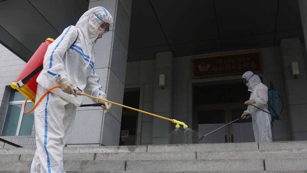 Funcionários de uma escola primária de Pyongyang, na Coreia do Norte, usando spray desinfetante como uma das medidas de combate ao novo coronavírus, em 30 de junho de 2021 - Sputnik Brasil