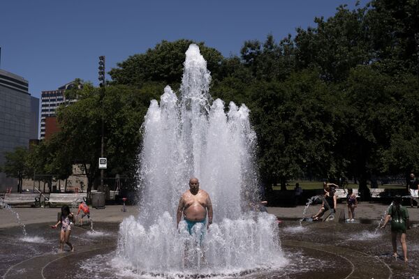 Homem se refrescando na fonte Salmon Springs  em Portland, estado do Oregon, 27 de junho de 2021 - Sputnik Brasil