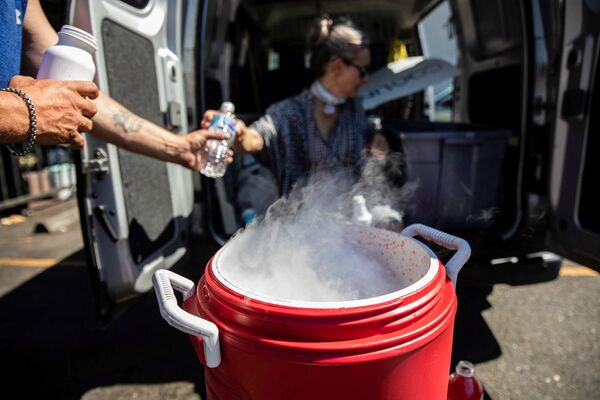 Pessoas usam gelo seco para refrigerar água devido à escassez de gelo durante o calor anormal no estado de Oregon, EUA, 27 de junho de 2021 - Sputnik Brasil