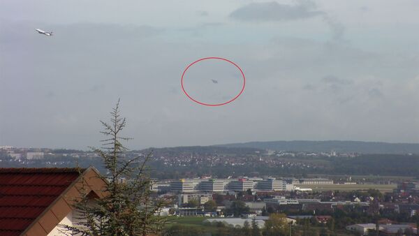 Fotografia de um suposto OVNI voando perto do aeroporto de Stuttgart, na Alemanha
 - Sputnik Brasil