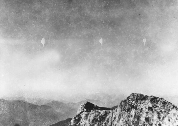 Objetos voadores prateados vistos pelo fotógrafo Erich Kaiser enquanto ele descia da montanha Reichenstein, na Áustria, em 3 de agosto de 1954
 - Sputnik Brasil