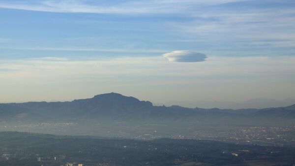Nuvem lenticular que é muitas vezes confundida com OVNI - Sputnik Brasil
