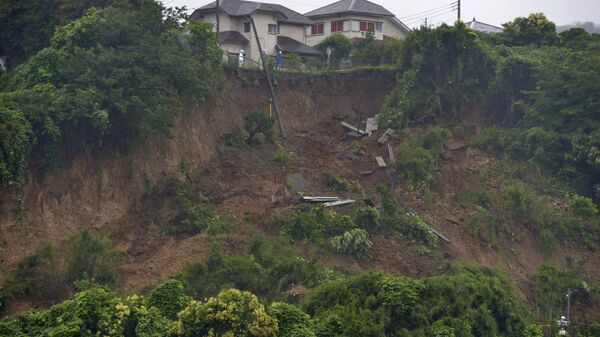 Vista geral de um local onde as chuvas fortes provocaram um deslizamento de terra em Zushi, sul de Tóquio - Sputnik Brasil