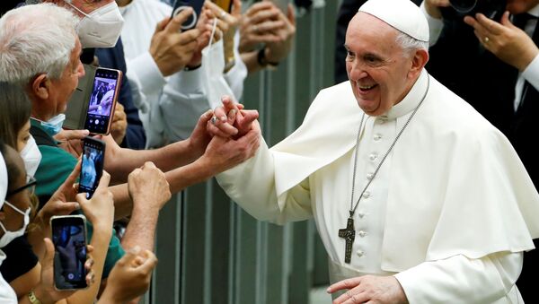 Papa Francisco saúda pessoas enquanto assiste a evento no Salão Paulo VI, no Vaticano, 26 de junho de 2021 - Sputnik Brasil