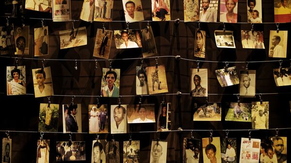 Fotos de família de alguns dos que morreram em exibição no centro do Memorial do Genocídio de Kigali, em Kigali. Foto de arquivo - Sputnik Brasil