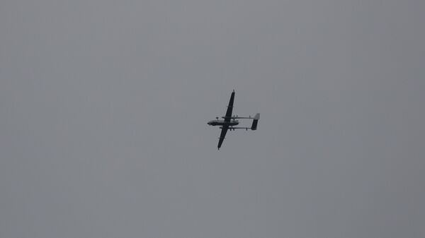 Drone pertencente ao Exército da Índia sobrevoa o sul de Srinagar, em Caxemira controlada pela Índia, 6 de maio de 2020 - Sputnik Brasil