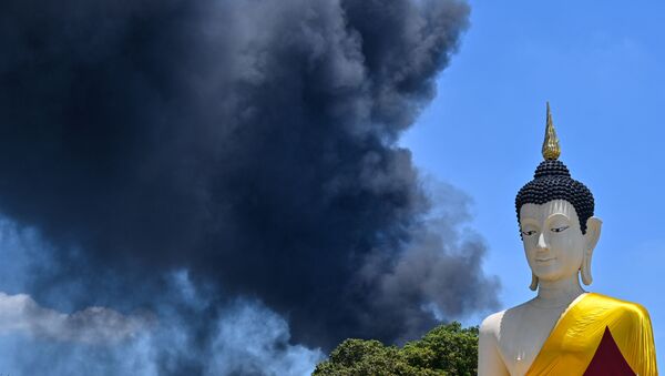 Fumaça tóxica de explosão e incêndio em uma fábrica localizada próximo de Bangkok é vista atrás da estátua de Buda, na Tailândia - Sputnik Brasil