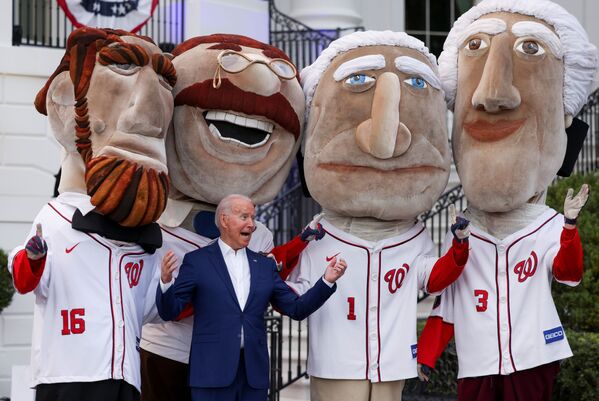 Presidente dos EUA Joe Biden com bonecos cabeçudos representando ex-presidentes dos EUA usando traje do time nacional de basebol durante celebrações do Dia da Independência dos EUA, Washington, 4 de julho de 2021 - Sputnik Brasil