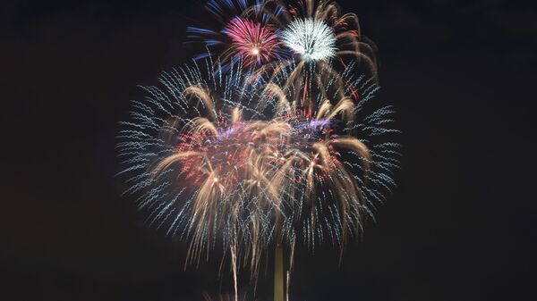Fogos de artifício sobre Lincoln Memorial, monumento de Washington e Capitólio durante celebrações do Dia da Independência em Washington, EUA, 4 de julho de 2021 - Sputnik Brasil