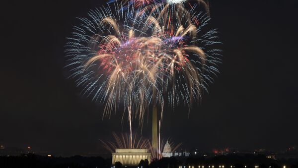 Fogos de artifício sobre Lincoln Memorial, monumento de Washington e Capitólio durante celebrações do Dia da Independência em Washington, EUA, 4 de julho de 2021 - Sputnik Brasil