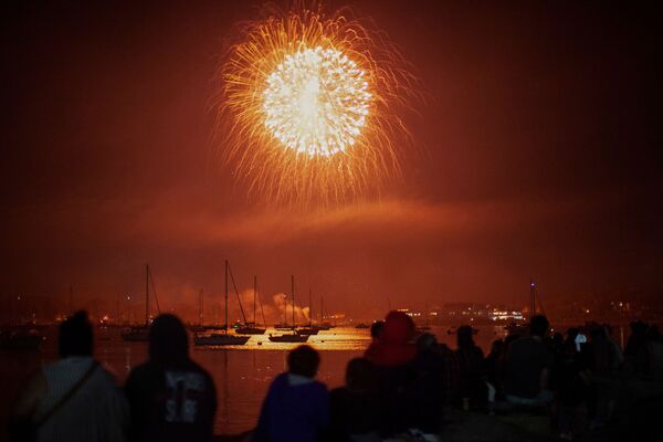 Pessoas assistem a fogos de artifício como parte das celebrações do 4 de julho em Bristol - Sputnik Brasil