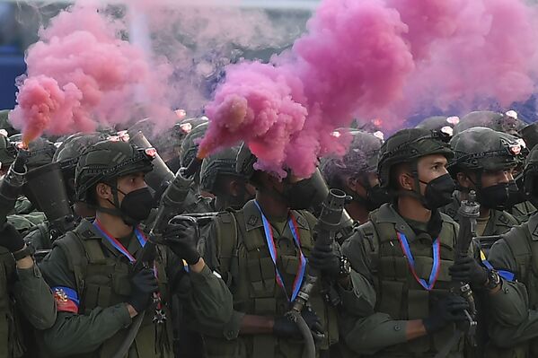 Soldados marcham durante o desfile militar dedicado ao Dia da Independência da Venezuela, em Caracas, 5 de julho de 2021 - Sputnik Brasil