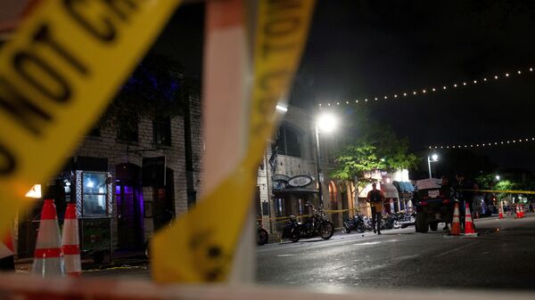 Polícia investiga local de tiroteio em massa na área de entretenimento de Sixth Street em Austin, Texas, EUA, 12 de junho de 2021 - Sputnik Brasil