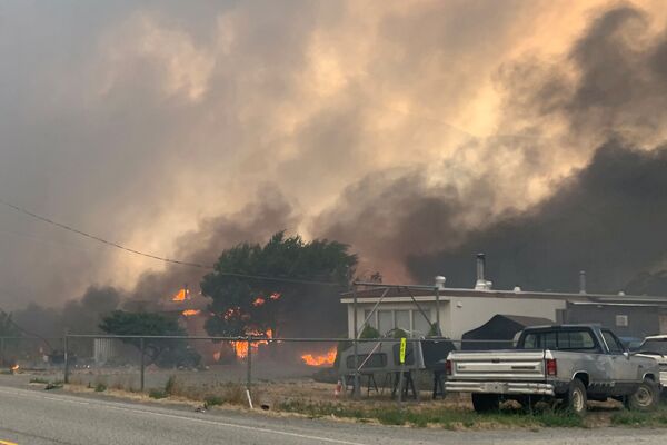 Fumaça do incêndio sobre a vila canadense de Lytton, Canadá, 30 de junho de 2021 - Sputnik Brasil