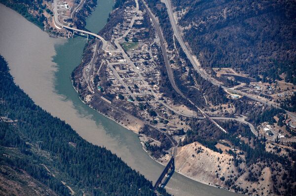 Restos carbonizados de casas e prédios na vila de Lytton, destruídos pelo incêndio de 30 de junho no Canadá, 6 de julho de 2021 - Sputnik Brasil