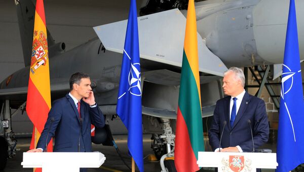 Primeiro-ministro espanhol Pedro Sánchez (à esquerda) durante uma coletiva de imprensa com o presidente lituano Gitanas Nauseda na base aérea em Siauliai, Lituânia em 8 de julho de 2021  - Sputnik Brasil