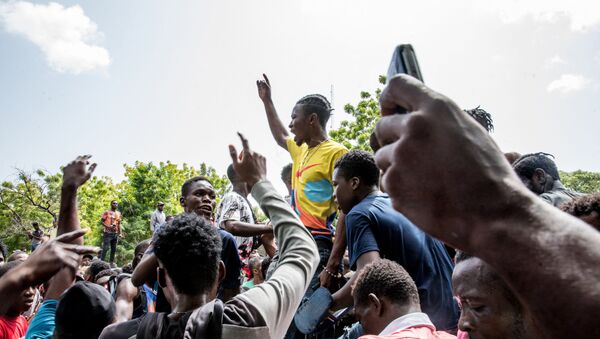Multidão cerca delegacia onde homens armados acusados de estarem envolvidos no assassinato do presidente Jovenel Moïse estão detidos, em Porto Príncipe, 8 de julho de 2021 - Sputnik Brasil